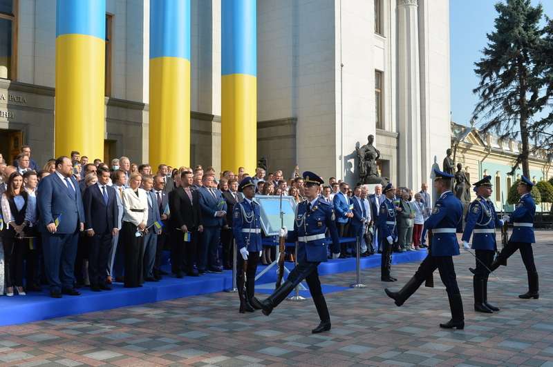 Перед Верховною Радою України відбулася урочиста церемонія підняття Державного Прапора України (відео)