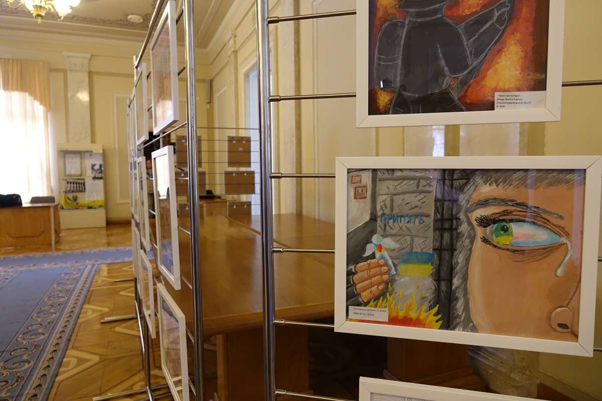 Розгорнуто виставку дитячих малюнків «Чорні крила біди» до 35-х роковин аварії на Чорнобильській АЕС