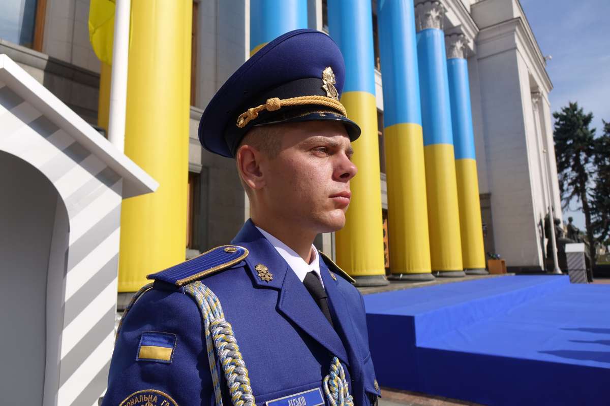 Перед будинком Верховної Ради вперше представлено Прапор Незалежності України