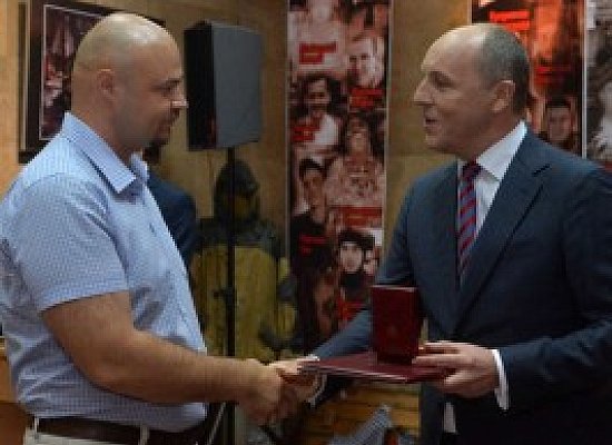 А.Парубій вручив відзнаки Верховної Ради України журналістам, які працюють у зоні АТО